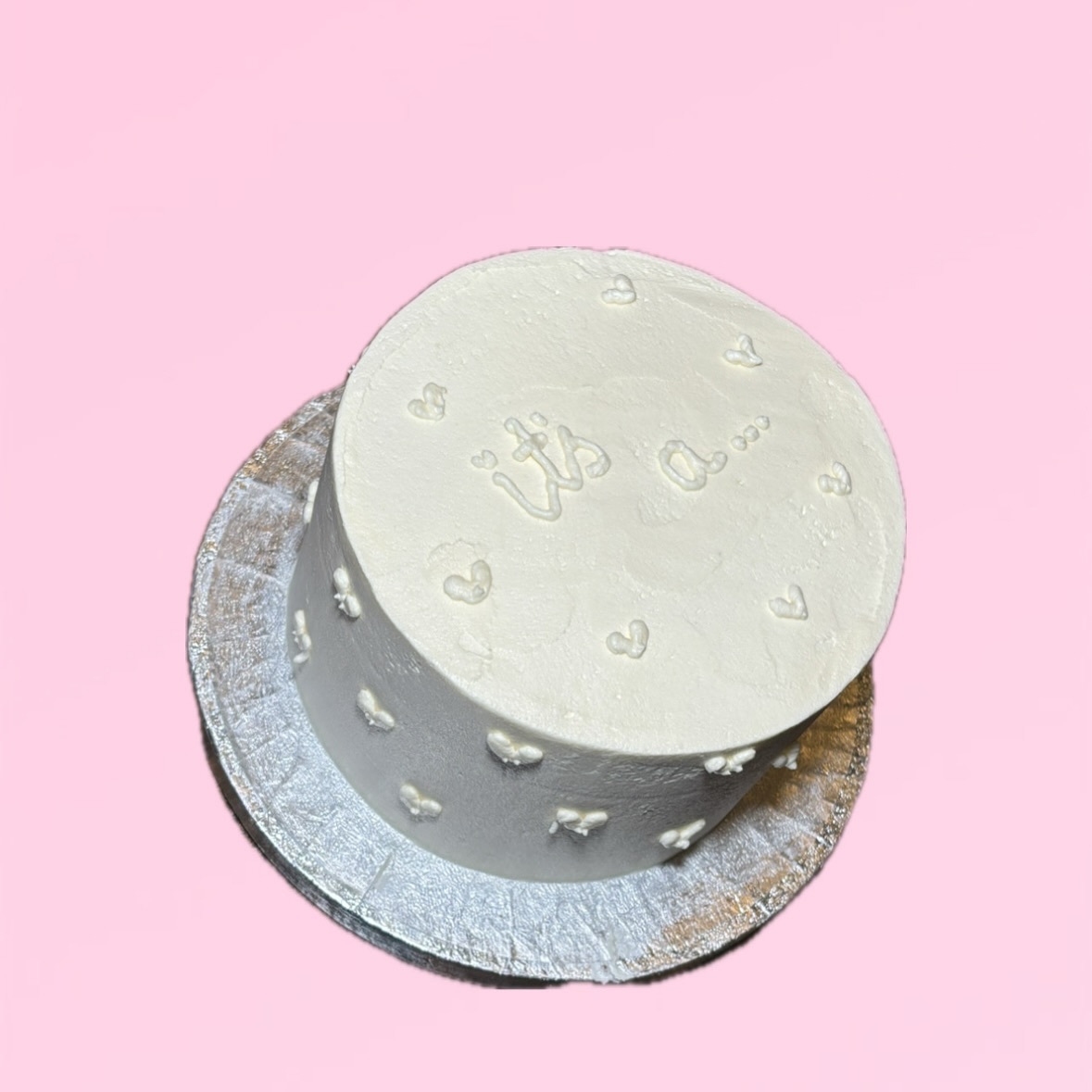 Gender reveal taartje! Het is altijd zó leuk om het eerder te weten dan mijn klanten, maar om het eerder te weten dan een vriendin van mij?! EXTRA LEUK!!
Lieve Saar, dank je dat ik dit voor jullie mocht maken en kan niet wachten om de kleine frummel te knuffen🩷🩵