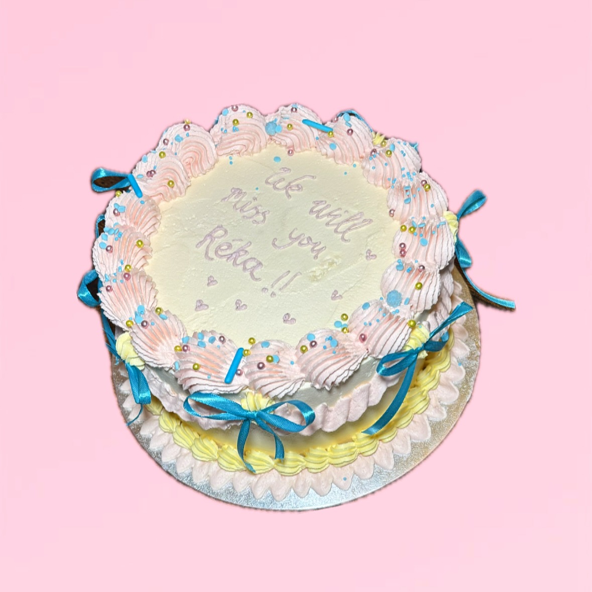De ‘oh shit, we moeten nog een taart’- periode is aangebroken en ik vind het helemaal prima😂🫠
Deze week voornamelijk lastminute (lees: very very very lastminute) orders ontvangen, want de decembermaand is chaos en ik snap dat.
🩷
Sprinkles @sweetapolita
Cake drum @baktotaal
Strikjes @beparty.amsterdam