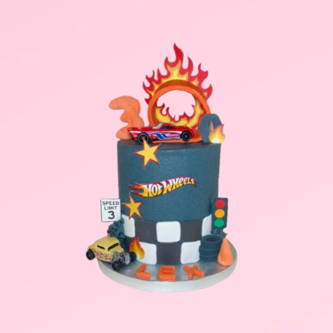 Lex is drie jaar geworden en viert dat met deze @hotwheelsofficial taart🩷🏎️