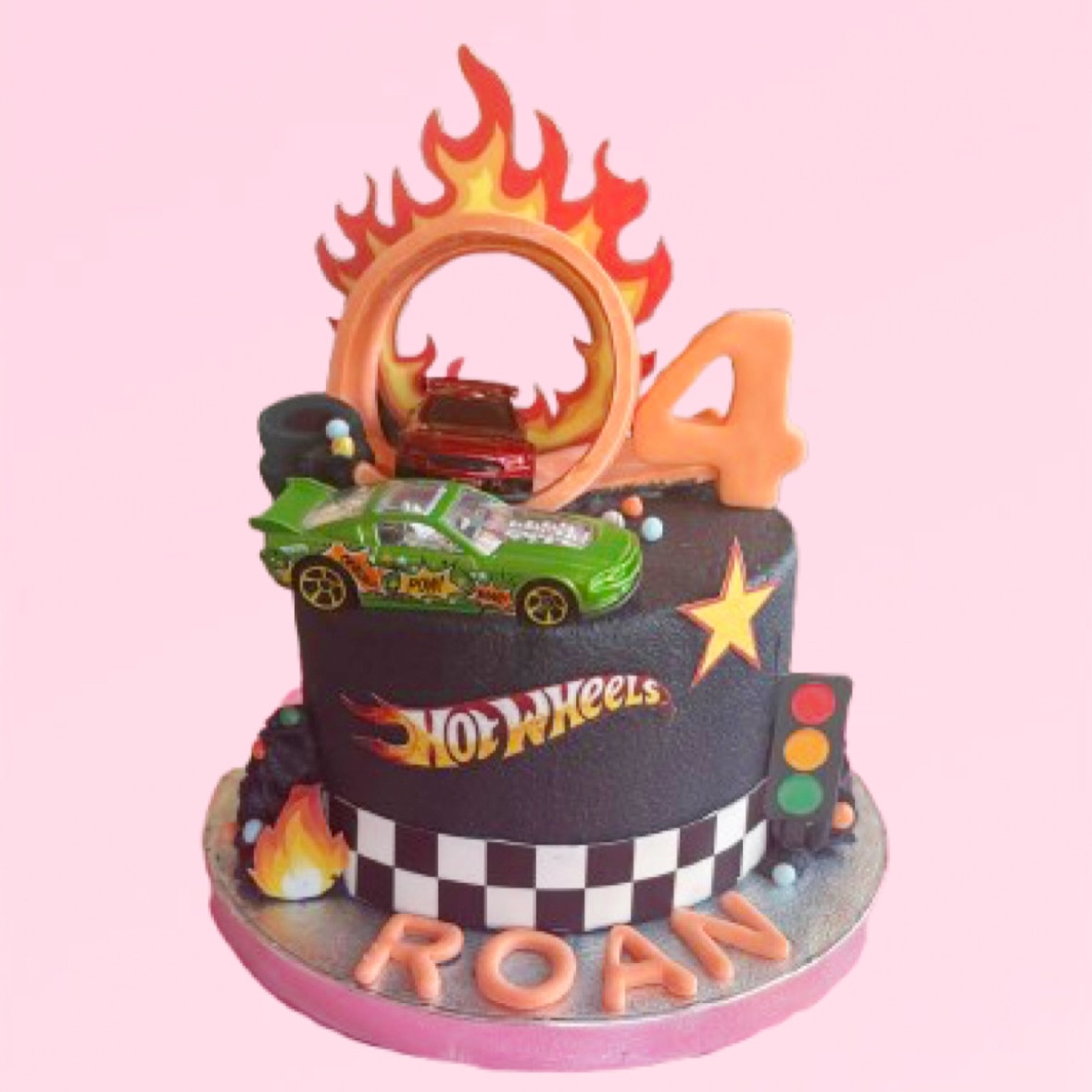 Roan is 4 en viert dat met een vanille met @oreo.nederland gevulde @hotwheelsofficial taart!
Happy birthday🏎️❤️