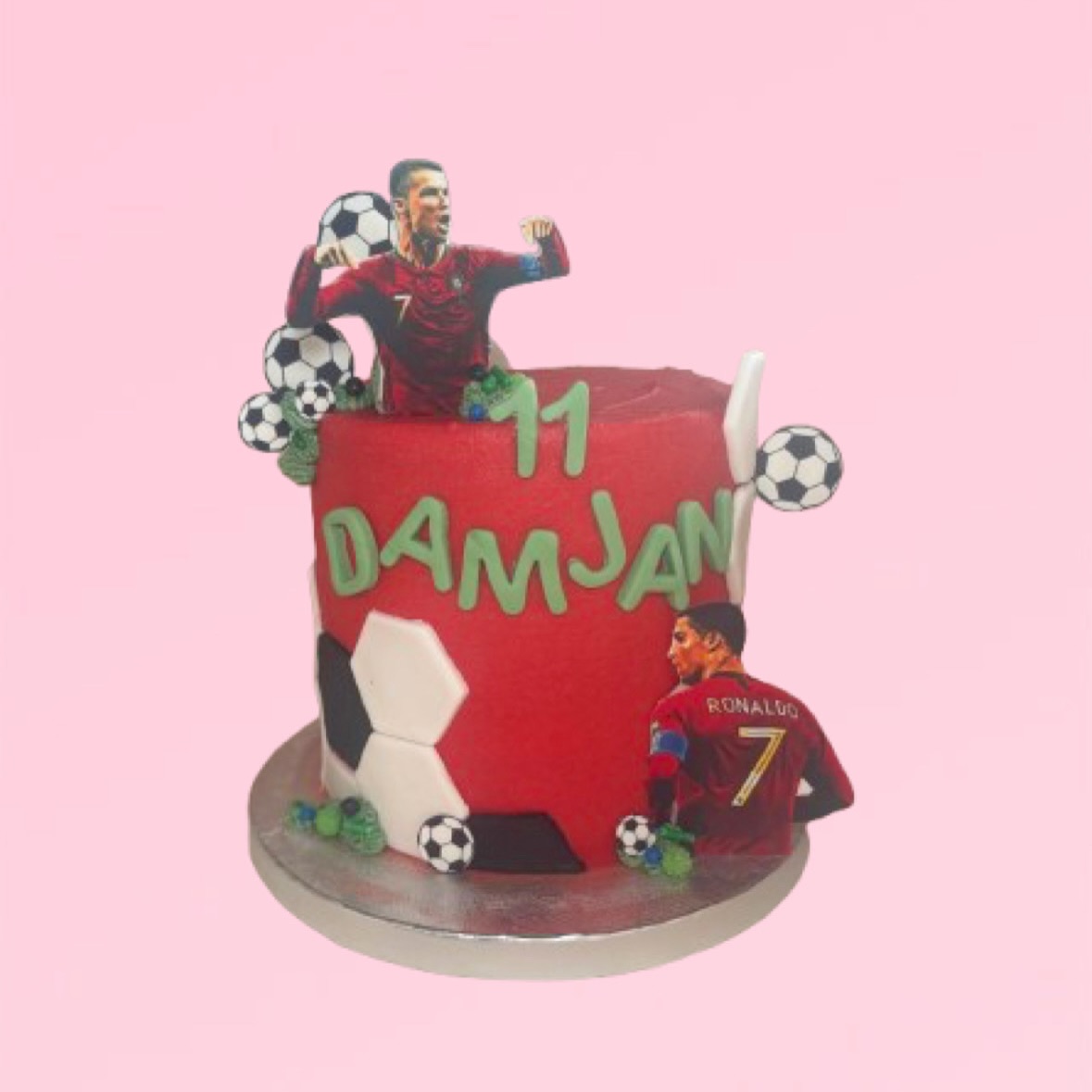 Damjan is 11 geworden en viert dat met deze red velvet @cristiano Ronaldo taart!
#siuuuuuuu 🫶🏻💚