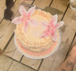 Mijn lieve Deva is 13! Te emotioneel en dus totaal vergeten om een professionele foto van de taart te maken.. dan maar een live action versie.
Happy birthday stoere tiener🩷