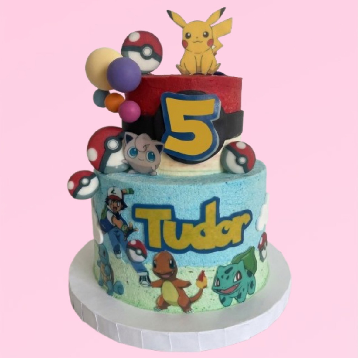 @pokemon taart voor Tudor!
Jullie stemden allemaal voor witte cakeboards ipv zilver en ik ben het daar wel mee eens.
Vanaf nu witte boards (tenzij je heel graag een andere kleur wil, natuurlijk!).
Was een uitdaging met 40 graden taarten maken, but I did it🤣
